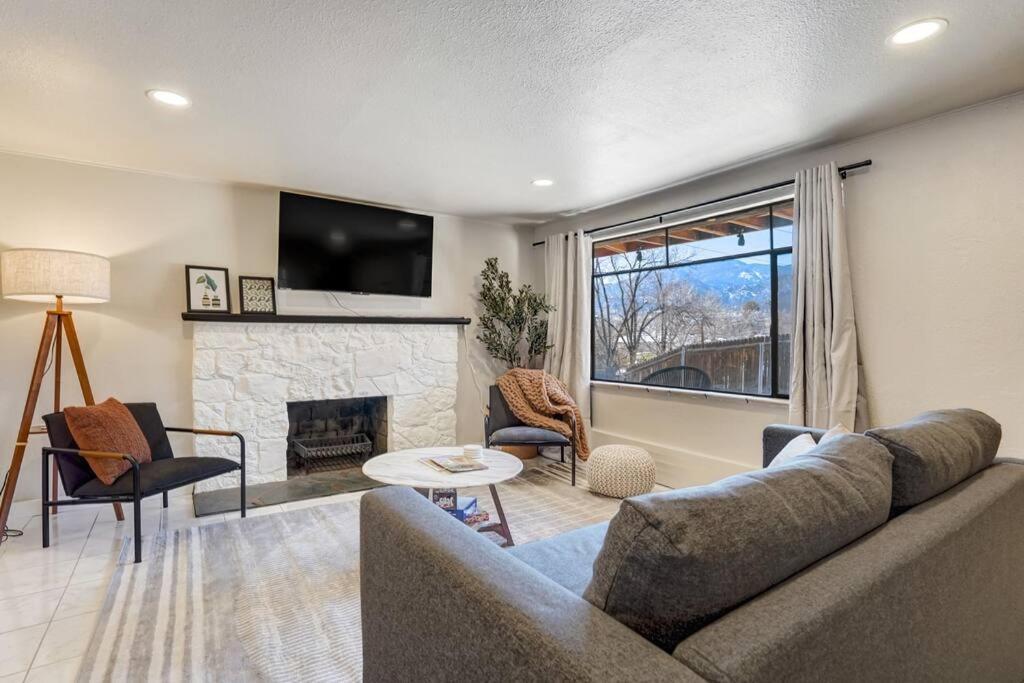 Brookside Mountain Modern / Mtn Views! * Colorado Springs