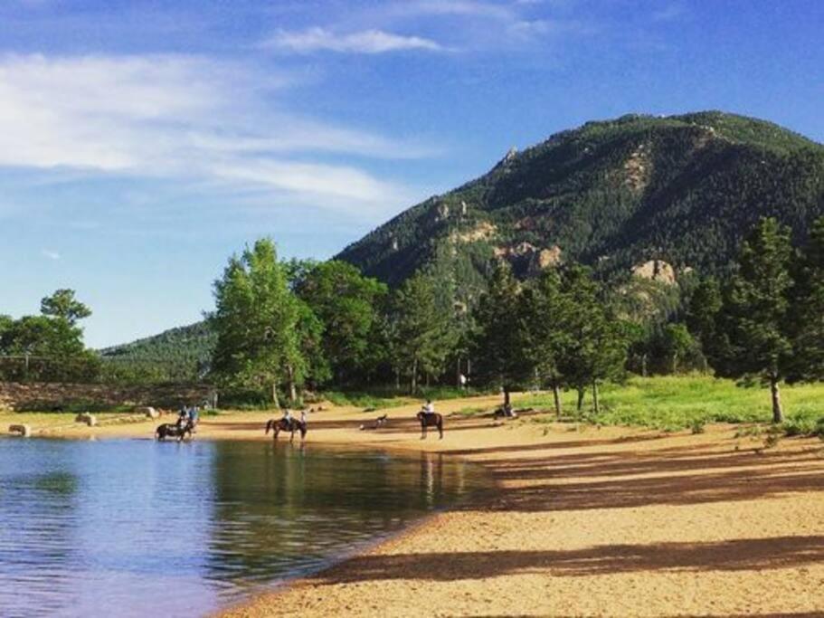 Brookside Mountain Modern / Mtn Views! Holiday home Colorado Springs
